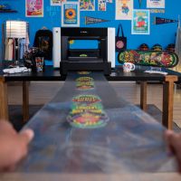 Alimentador RF1 compatible con películas UV DTF y vinilos xTool O1 Omni Printer