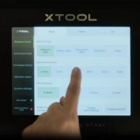 xTool MetalFab 1200w pantalla táctil